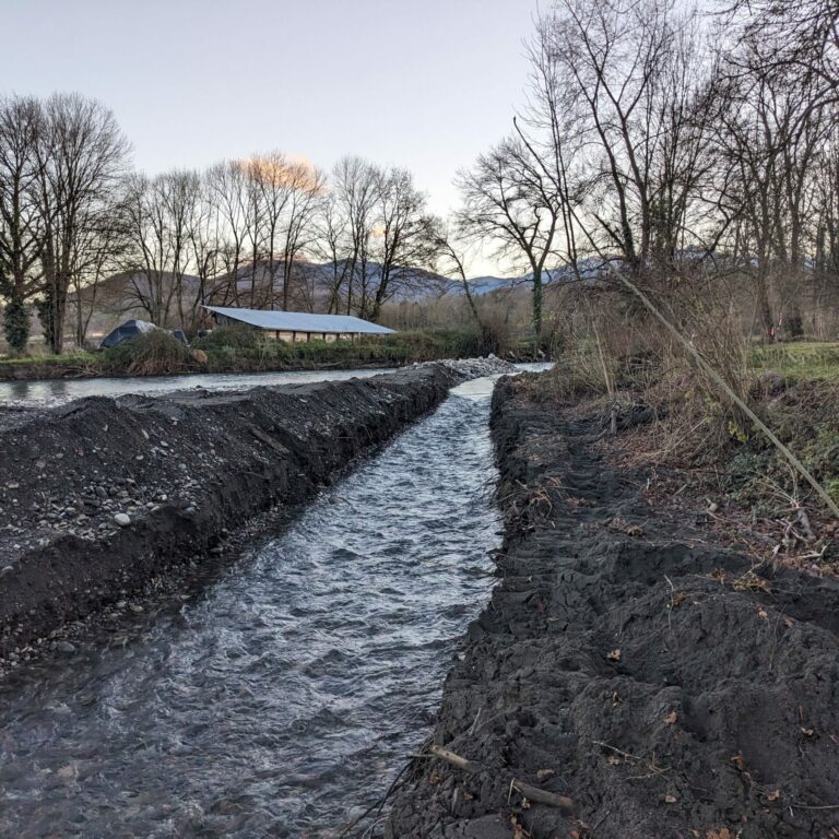 Terrassement d'un canal de délestage provisoire dans l'atterrissement