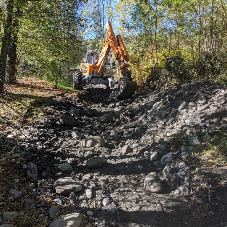 Réaménagement de caches et méandres dans le lit